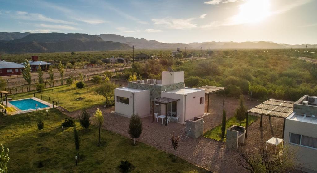 uma vista aérea de uma casa com piscina em Cabañas EcoNature em Valle Grande