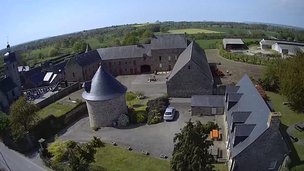 - une vue aérienne sur un château avec une tourelle dans l'établissement Gite Le Grand Manoir, à Servon