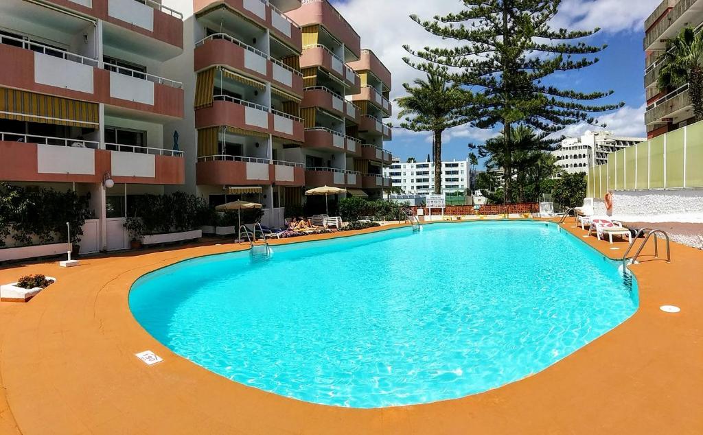 una gran piscina frente a un edificio en Casa Bruna Beach House, en Playa del Inglés