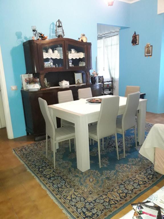 uma sala de jantar com uma mesa branca e cadeiras em Cà di Twergi em Ornavasso