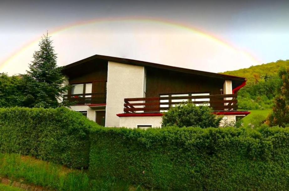 una casa con un arco iris delante de ella en Privát Ľubica, en Fiľakovo
