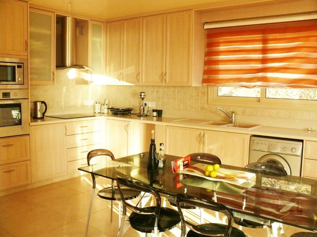 Kuchyň nebo kuchyňský kout v ubytování Happy Trails Pomos Panoramic Villa