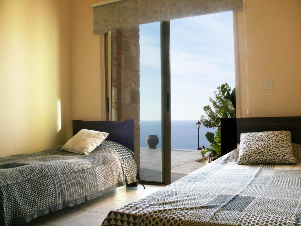 Postel nebo postele na pokoji v ubytování Happy Trails Pomos Panoramic Villa