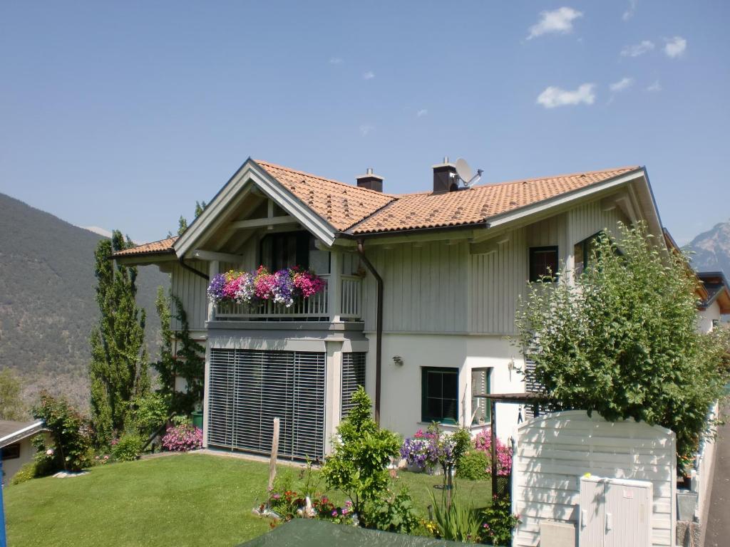 une maison avec un balcon fleuri dans l'établissement Haus Susi, à Imsterberg