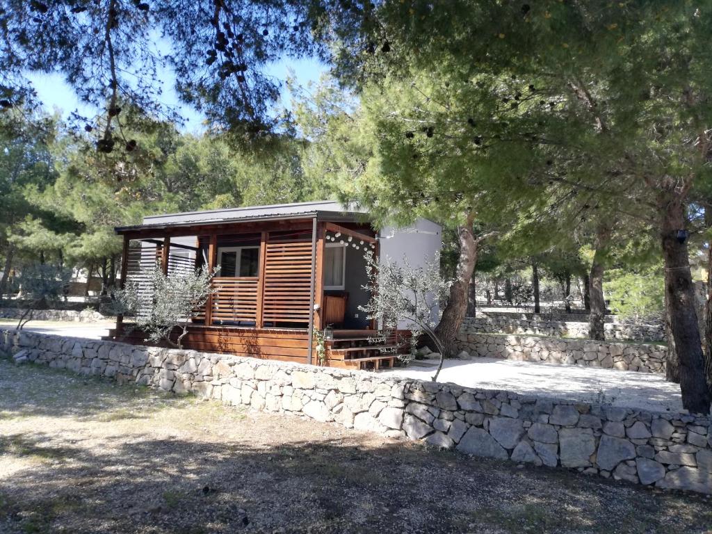 ドラゲにあるMobile home - Sueno de la Lunaの石垣の森の小屋