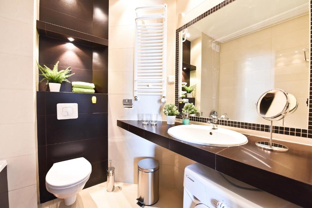Kúpeľňa v ubytovaní APARTAMENT CENTRUM - 2 z miejscem parkingowym