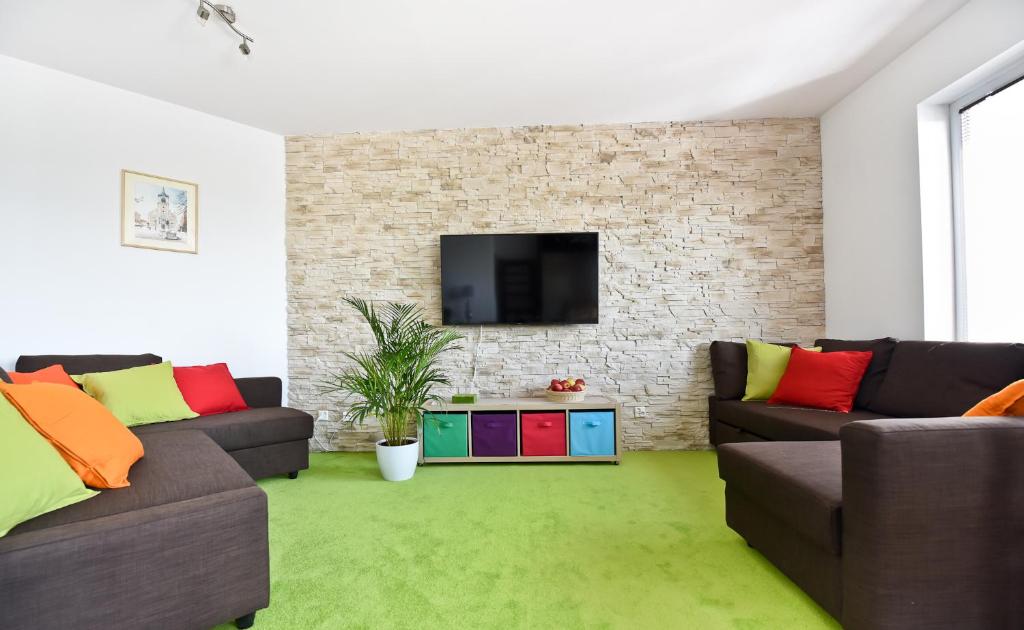 Televízia a/alebo spoločenská miestnosť v ubytovaní APARTAMENT CENTRUM - 2 z miejscem parkingowym