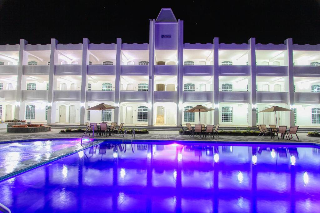 Bazén v ubytování Hotel Splash Inn nebo v jeho okolí