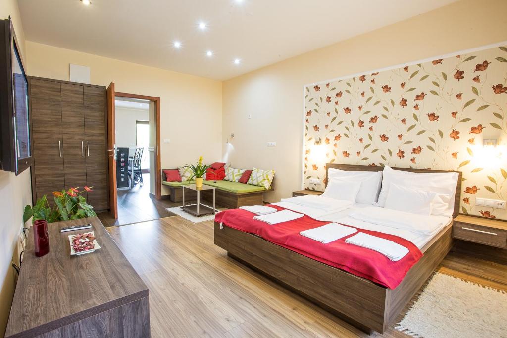 シャールヴァールにあるNyirfa Apartmanházのベッドルーム(大型ベッド1台付)、リビングルームが備わります。