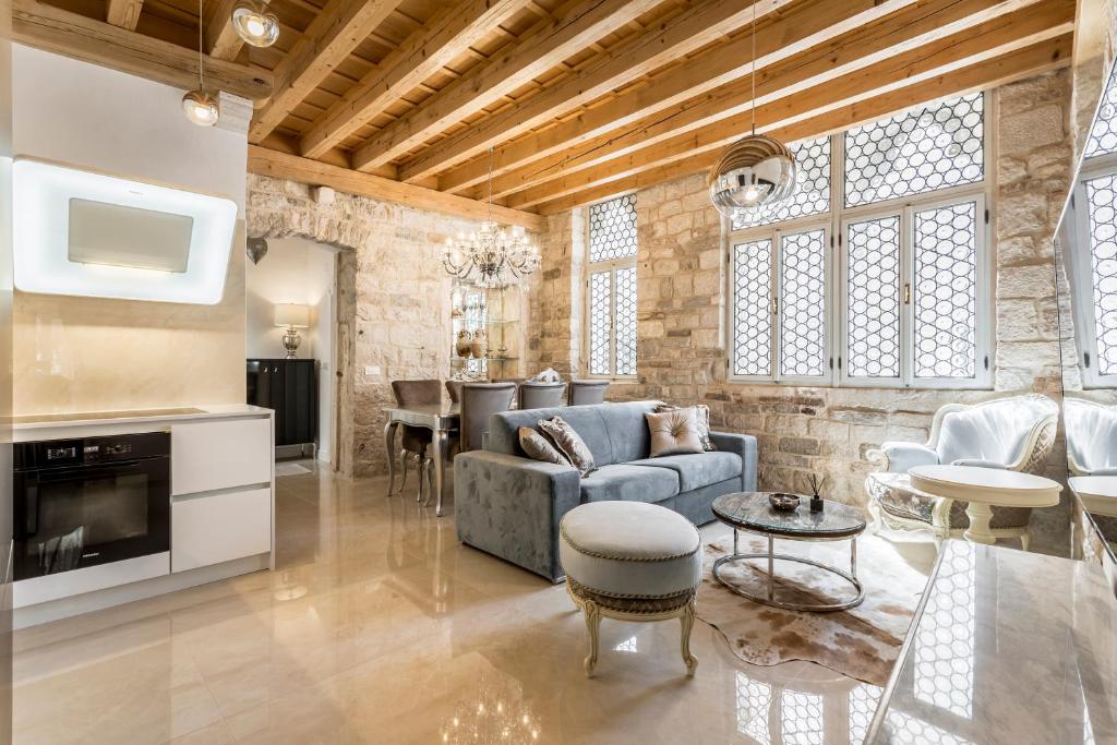 uma sala de estar com um sofá e uma mesa em Berislavic Palace em Trogir