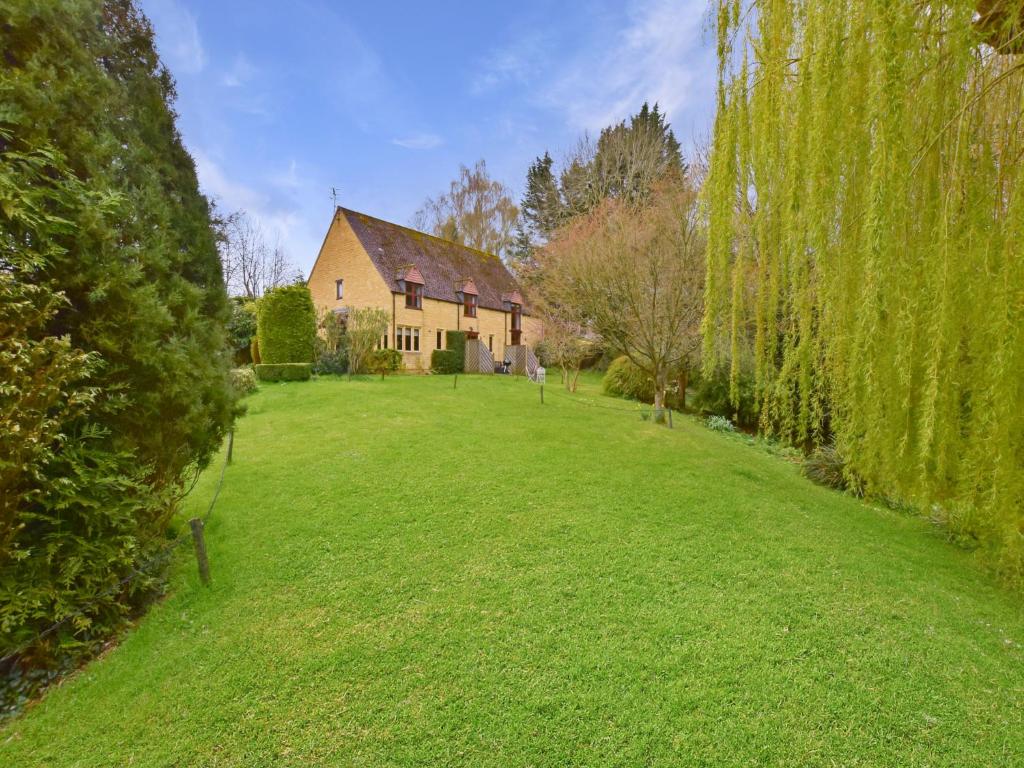 an old house with a large lawn in front of it at Stepping Stones in Blockley