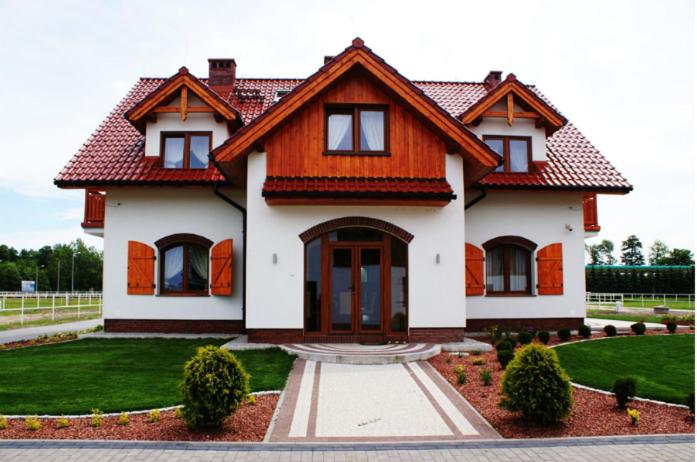une grande maison avec un toit rouge dans l'établissement A-Prim, à Oświęcim
