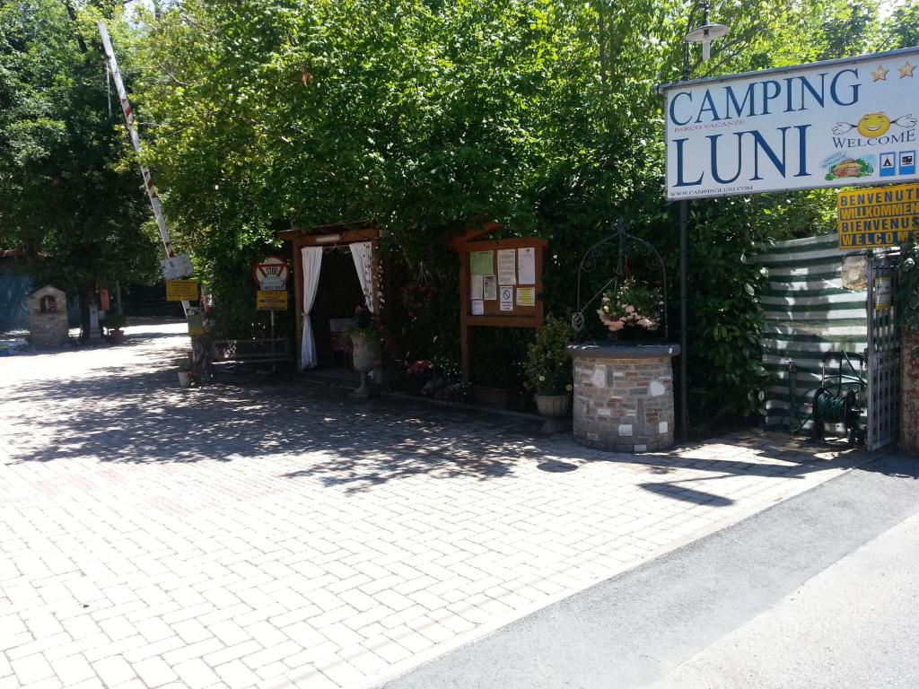 マリーナ・ディ・マッサにあるCamping Luniの建物の横のキャンプ昼食の看板