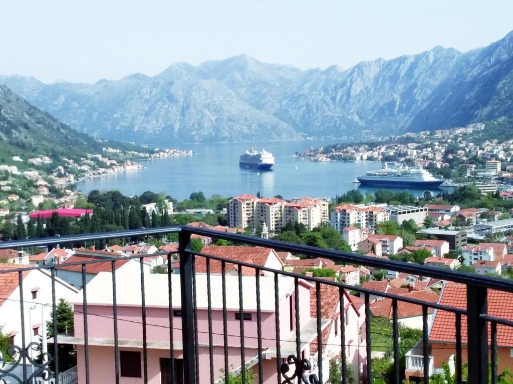 une vue sur une baie avec des navires dans l'eau dans l'établissement Apartments Marko Maros, à Kotor