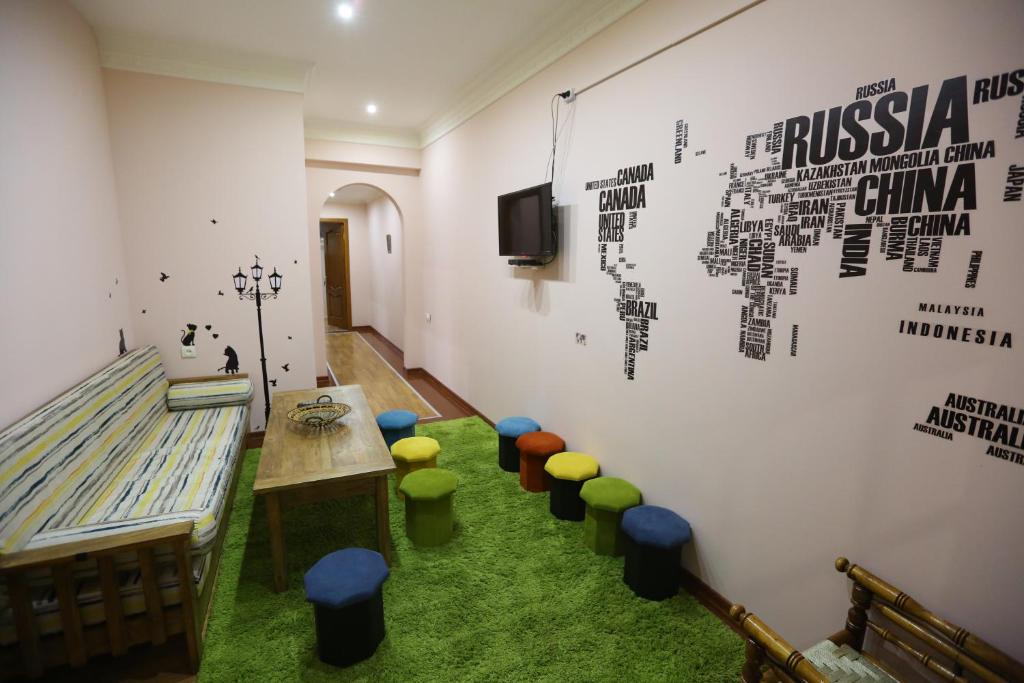 TV a/nebo společenská místnost v ubytování Avenue Hostel Yerevan