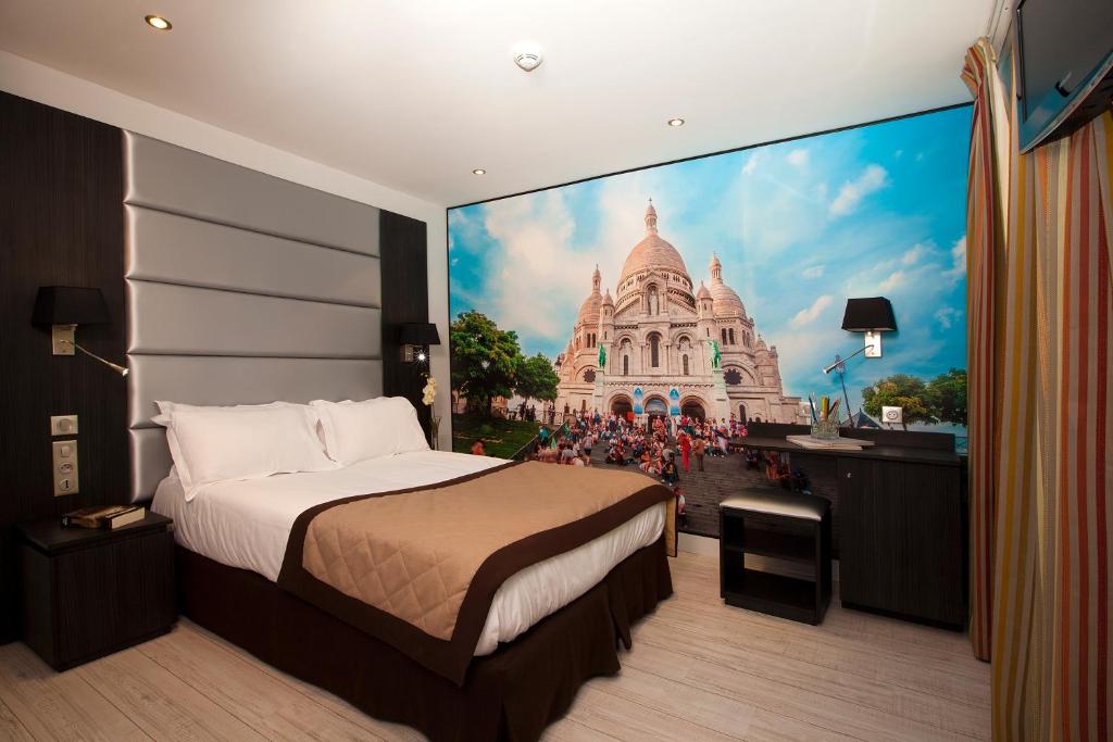 um quarto de hotel com um mural de um edifício em Hôtel Eden Opéra em Paris
