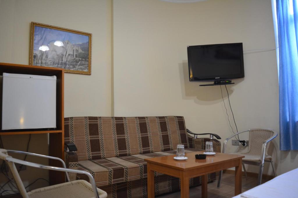 TV a/nebo společenská místnost v ubytování Hotel Republika