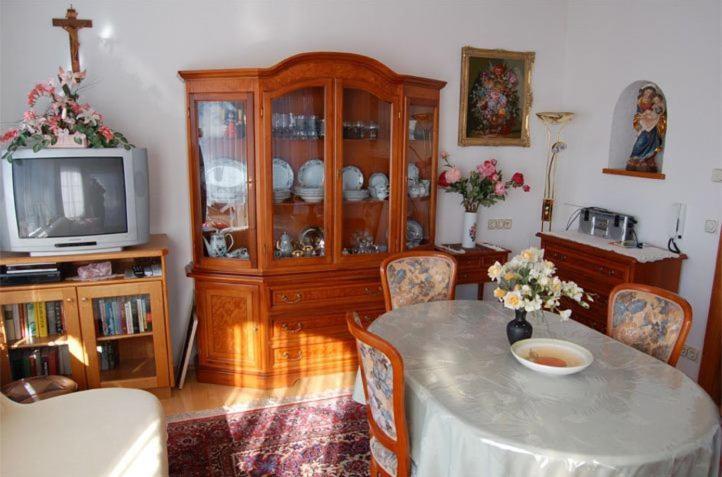 TV a/nebo společenská místnost v ubytování Haus Elfriede