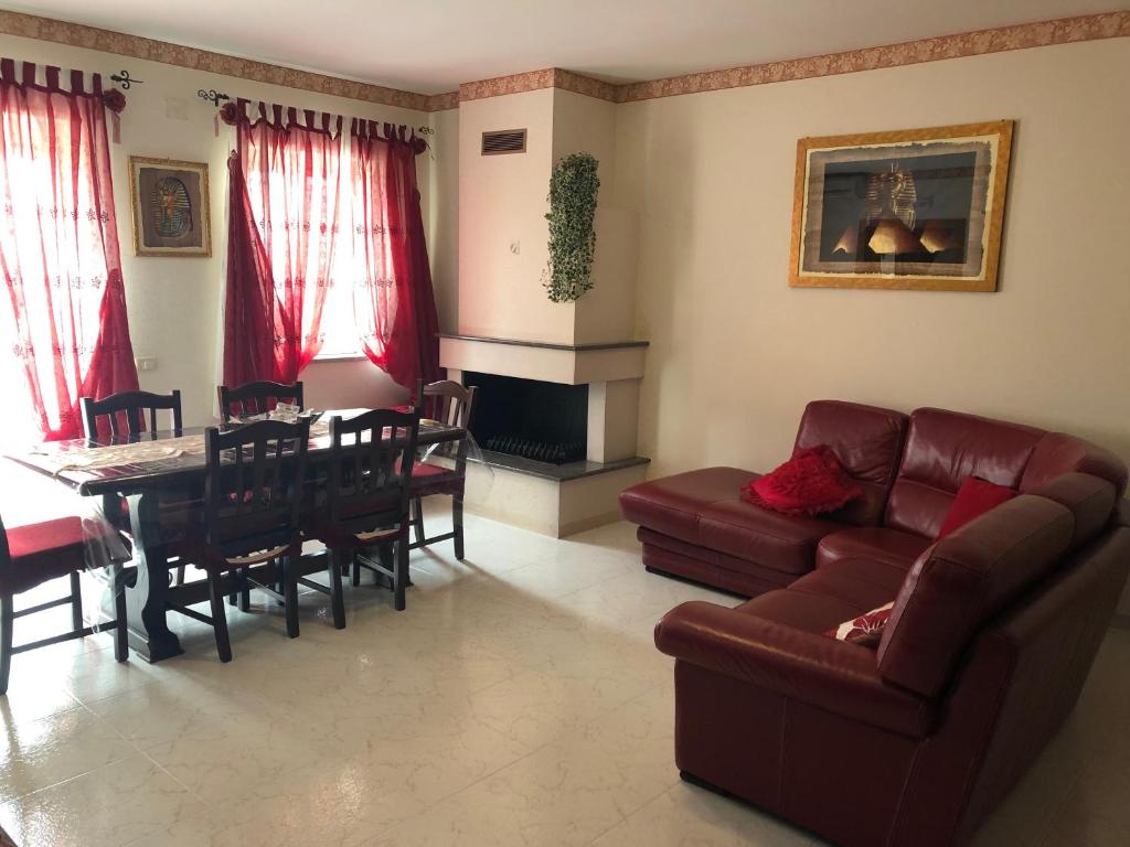 uma sala de estar com um sofá e uma mesa em B&B Alberobello Belvedere em Alberobello