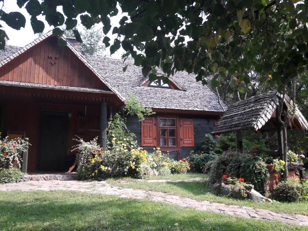 Siedlisko LILIJKA في Ościsłowo: منزل أمامه حديقة