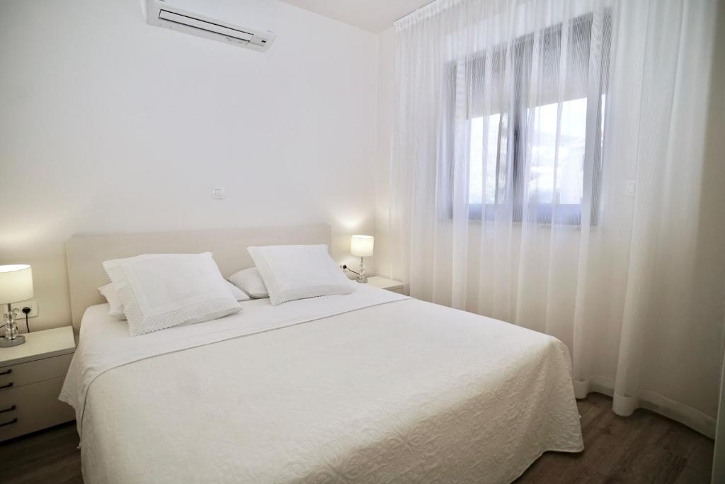 Posteľ alebo postele v izbe v ubytovaní Apartments Villa Aquamarie