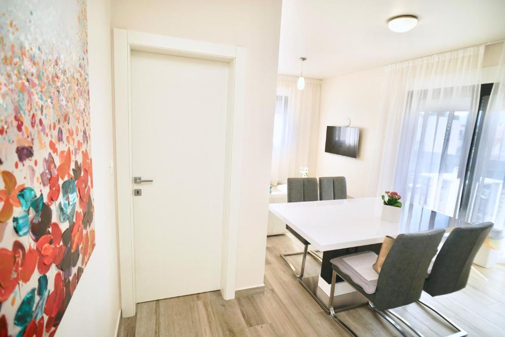 Televízia a/alebo spoločenská miestnosť v ubytovaní Apartments Villa Aquamarie