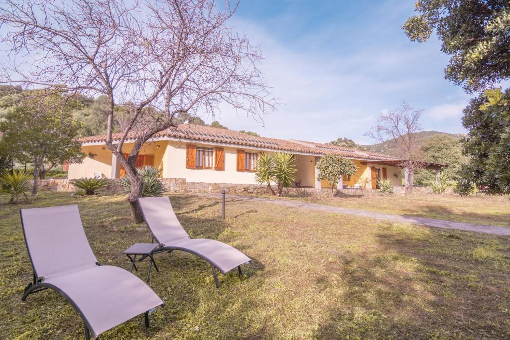 Villa Bucaneve a Solanas - Oasi di Lusso tra Mare e Monti