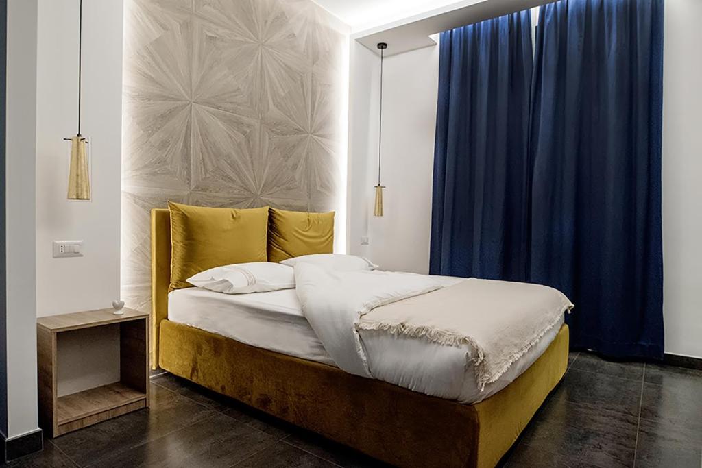 una camera con letto con tenda blu di My Love Suite a Roma
