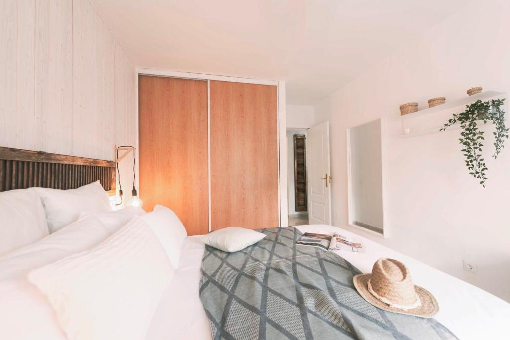 A bed or beds in a room at Lacatorce Apartment