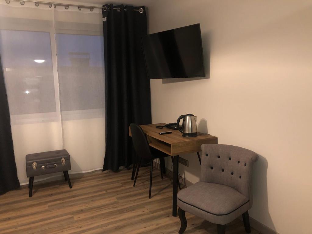 TV a/nebo společenská místnost v ubytování Hôtel L'ange de la vallée