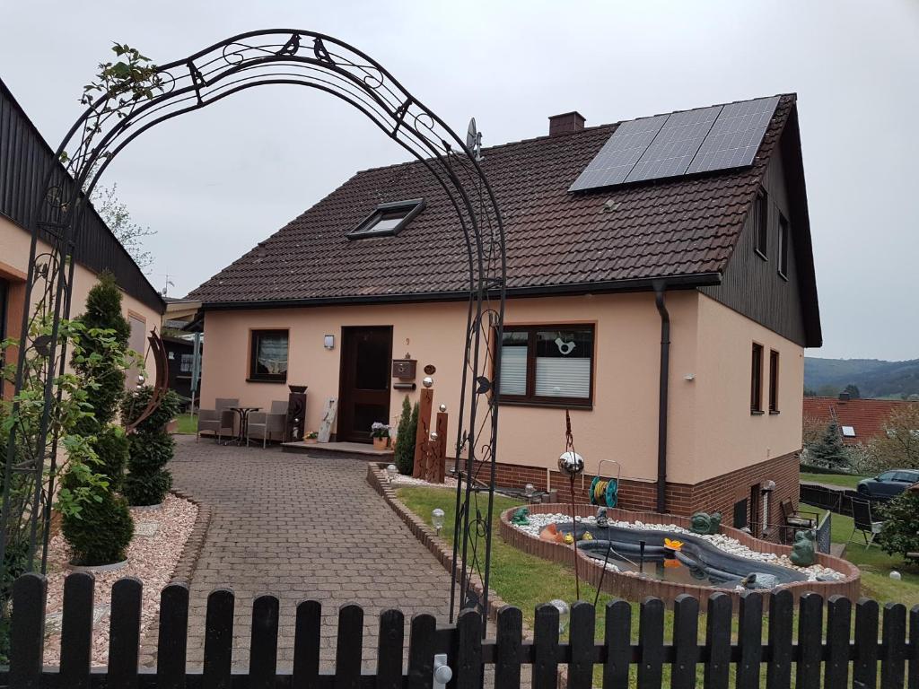 ein Haus mit einem Bogen davor in der Unterkunft Gästehaus Petra in Steinau an der Straße