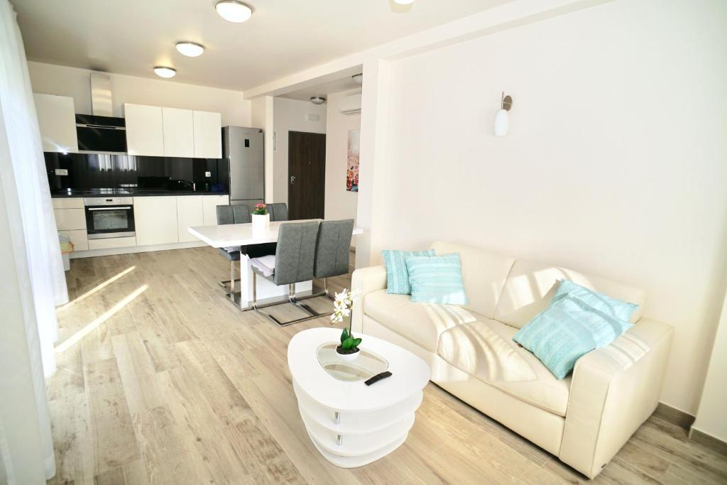 Kuchyňa alebo kuchynka v ubytovaní Apartments Villa Aquamarie