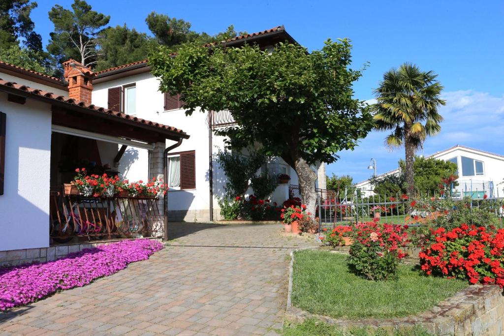 una casa con flores de colores en el patio en Sea View Apartments Portoroz ZM, en Portorož