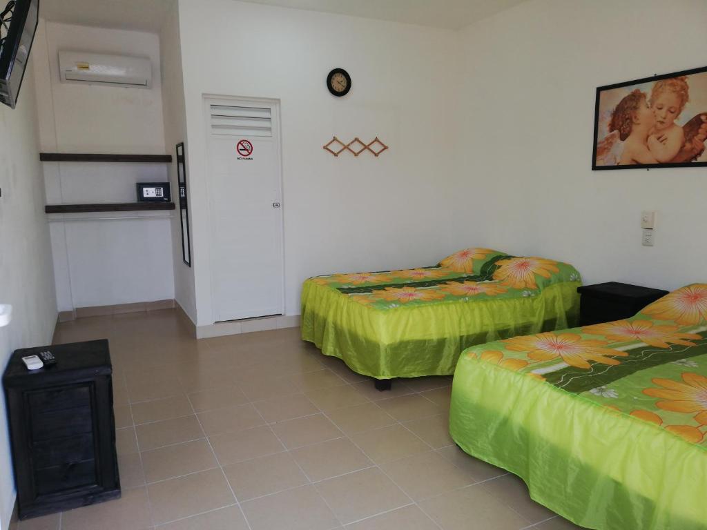 Un pat sau paturi într-o cameră la Hotel Villa Marán Chachalacas Ambiente Familiar