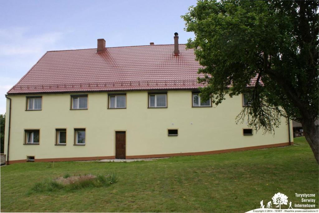 a large white house with a red roof at Agroturystyka Kulczyk in Pasiecznik