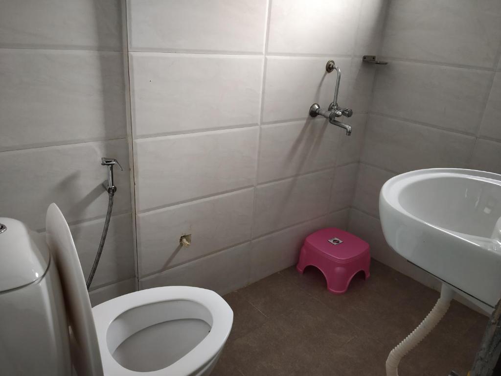 Koupelna v ubytování The Raveesh E24 - 2BHK Serviced Apartment
