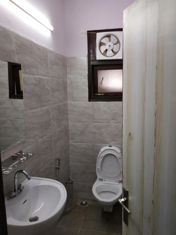 Koupelna v ubytování The Raveesh E24 - 2BHK Serviced Apartment