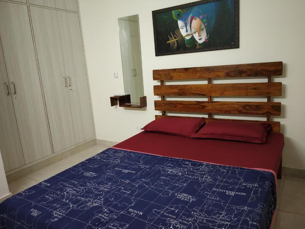 Postel nebo postele na pokoji v ubytování The Raveesh E24 - 2BHK Serviced Apartment