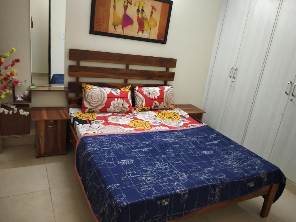 Postel nebo postele na pokoji v ubytování The Raveesh E24 - 2BHK Serviced Apartment