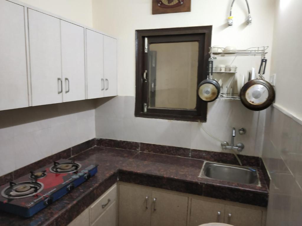 Kuchyň nebo kuchyňský kout v ubytování The Raveesh E24 - 2BHK Serviced Apartment