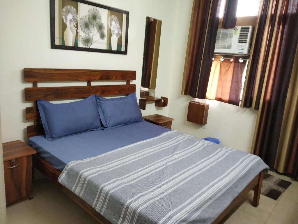 Postel nebo postele na pokoji v ubytování The Raveesh E24 - 2BHK Serviced Apartment