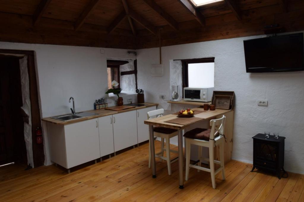 Una cocina o zona de cocina en Finca Casa Madera 1