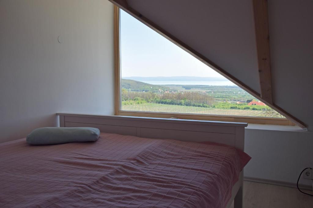 Tempat tidur dalam kamar di Panorama, Balaton