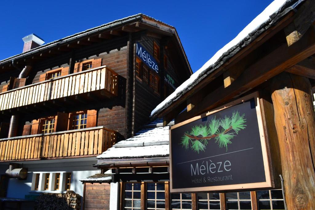 ein Schild an der Seite eines Gebäudes in der Unterkunft Hôtel Mélèze B & B in Grimentz