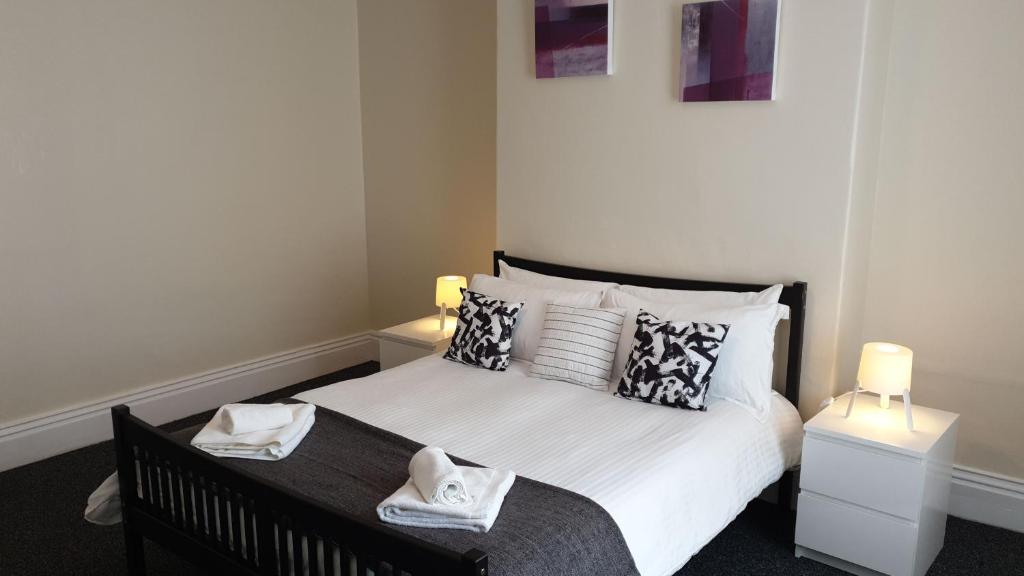 een slaapkamer met een bed met twee handdoeken erop bij South Shield's Hidden Gem Amethyst 3 Bedroom House Sleeps 6 Guests in South Shields