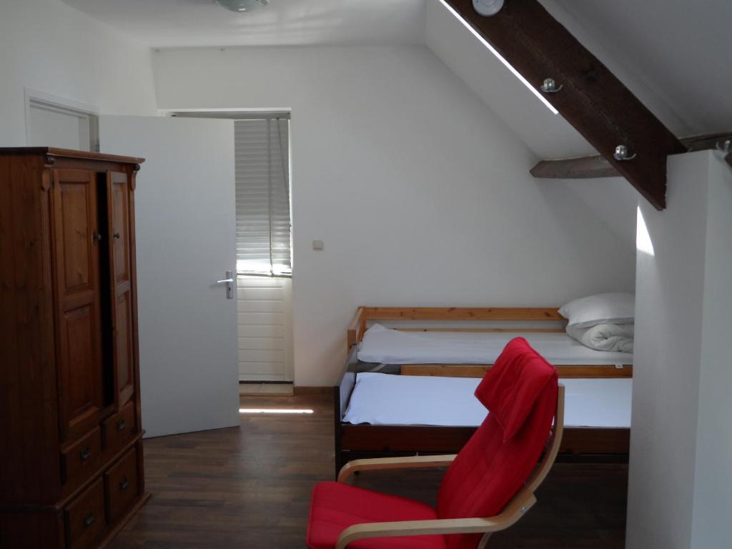 Tempat tidur dalam kamar di Hoeveheikant Vakantiewoningen