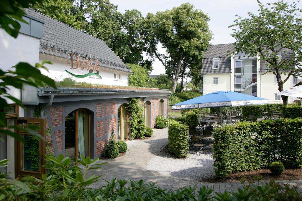 een binnenplaats met een gebouw en een restaurant bij Hotel am Wallgraben in Brilon