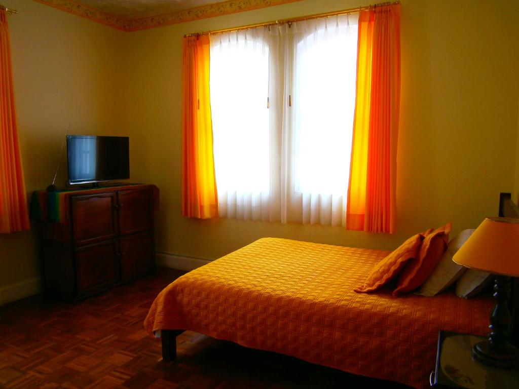TV a/nebo společenská místnost v ubytování The Yellow House