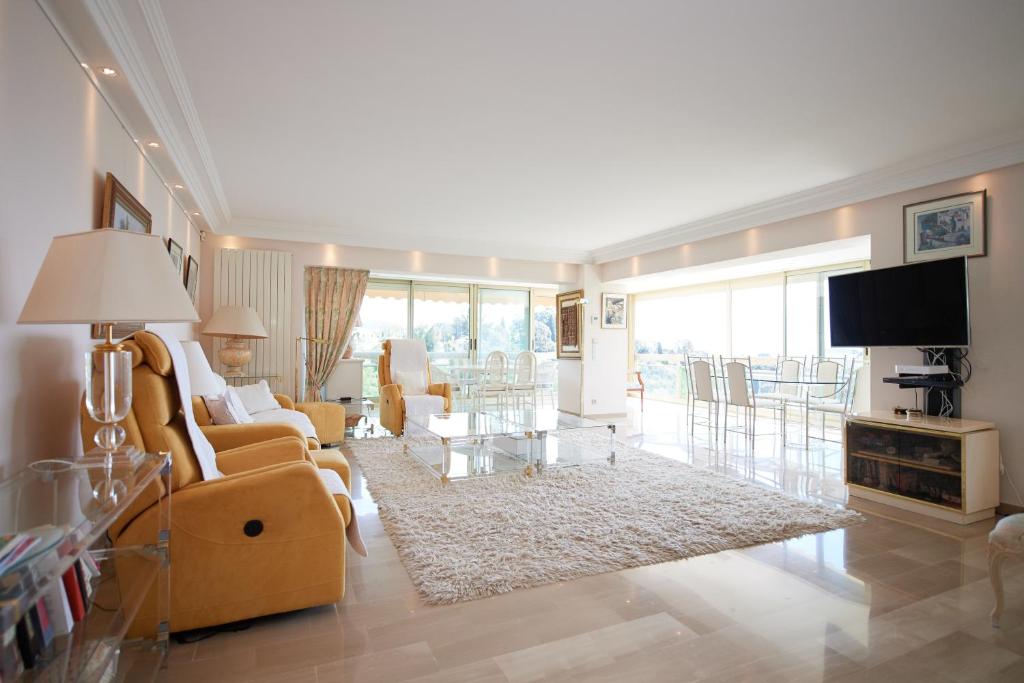 a living room with a couch and a table at Appartement Luxueux 150m2 - Cannes in Cannes