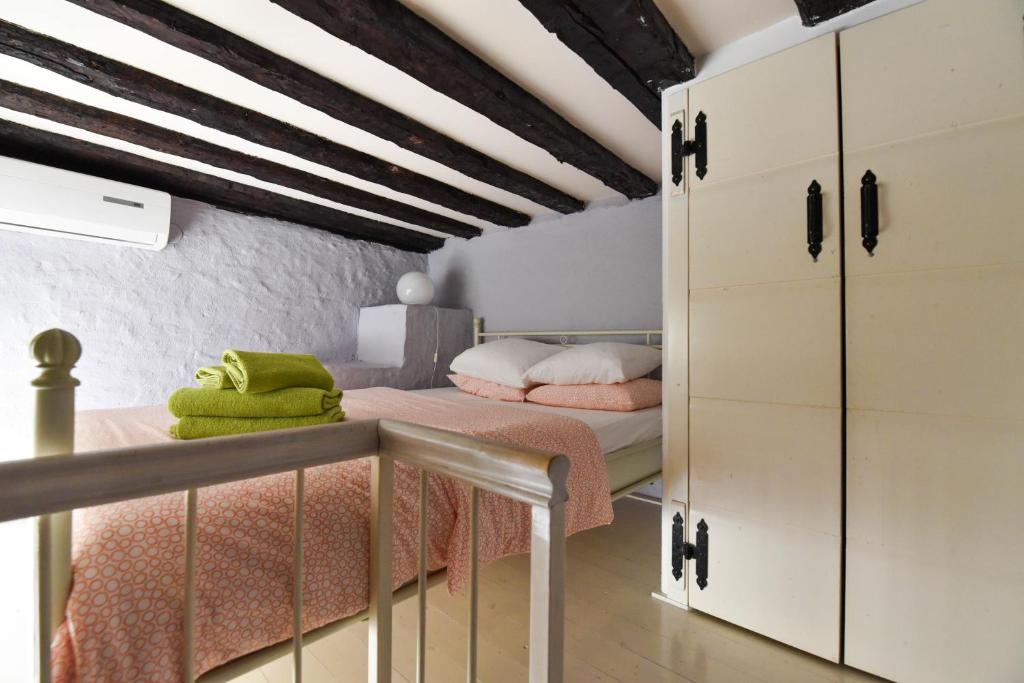 Posteľ alebo postele v izbe v ubytovaní Aurora Tiny Apartment